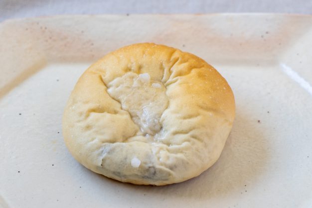 白っぽく丸いパン