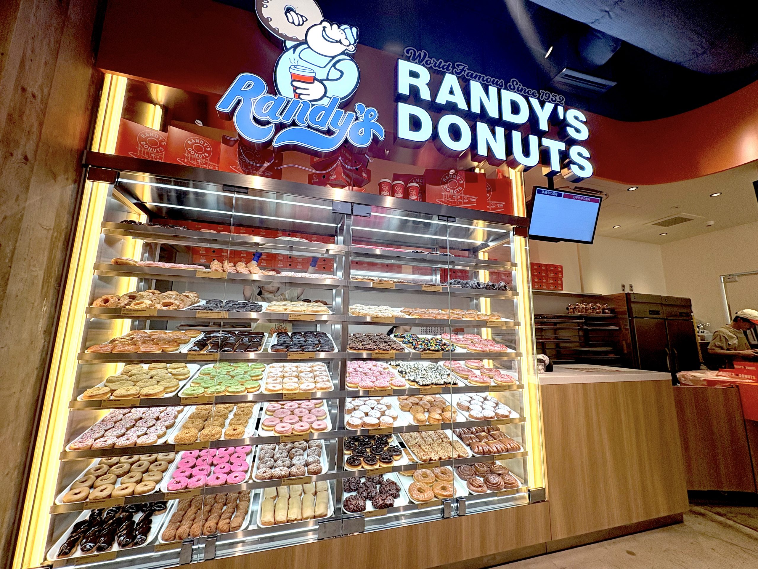 ランディーズドーナツ　代官山　ショーケース　店内