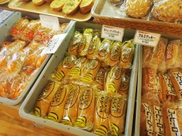 岡山県・総社市でレトロな袋パンが並ぶ「ベーカリー　トングウ」